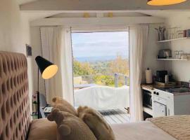 Cozy Malibu Getaway, Short Drive to Beach & Hike, apartment in Malibu