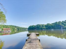 Lakefront Kingsport Home with Private Hot Tub!, hôtel à Kingsport