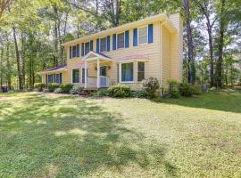 Dog-Friendly Fayetteville Home with Fenced Yard!, hotel in Fayetteville