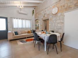 Nof Marom - the Home in the Old City נוף מרום - הבית בעתיקה, porodični hotel u gradu Safed