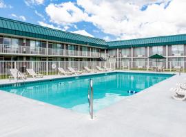 Red Roof Inn & Suites DeKalb, hotel near Founders Memorial Library, DeKalb