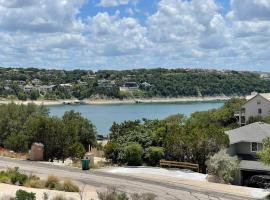 Lakeview Bungalow-Access to Lake, Pool, Gym, &Park, beach hotel in Lago Vista