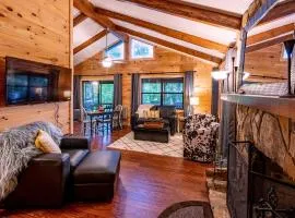 Lakeside Mountain Oasis - 3 Bedroom Cabin with Outdoor Hot Tub