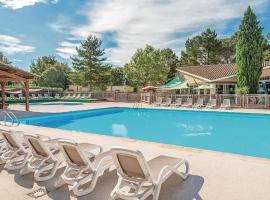 Mazet Provençal dans Village Vacances，高加克的附設泳池的飯店