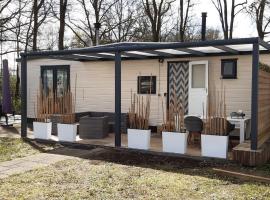 Chalet Heische Tip in Zeeland, Noord-Brabant voor max 3 volwassenen en 2 kinderen, campsite in Zeeland