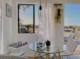 Malibu Serene Escape, Close to Beach & Hike, holiday rental sa Malibu