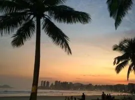 Apto a poucos metros da Praia da Enseada com Wi-Fi