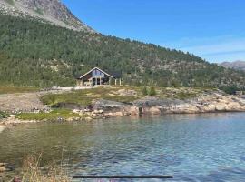 Ny hytte med sjøen. Fantastisk utsikt. Lofoten, alquiler vacacional en la playa en Svensgam