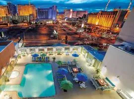 Ultimate Las Vegas Getaway One Bedroom Suite with Balcony, Kitchen, Gym, Pool & Free Parking