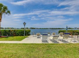 Largo Condo Less Than 3 Mi to Indian Rocks Beach! โรงแรมในลาร์โก