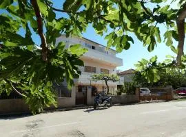 Apartments with parking spaces Vinisce, Trogir - 11075