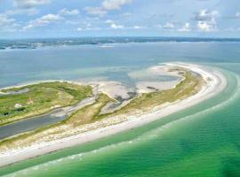 Baileys Bluff Waterfront Escape near Island, Gulf Beaches, hotel in Holiday