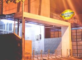 MOJOKERTO GUESTHOUSE, hotel with parking in Mojokerto