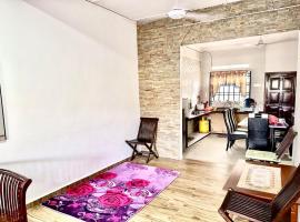 Isyfaq Homestay 2 bedroom & 2 bathroom、コタ・ティンギのホテル