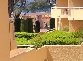 Un grand studio face au port de Santa Lucia, hotel in Saint-Raphaël