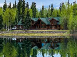 Viesnīca Lakefront Luxury Log Home with Spa & Aurora Views pilsētā North Pole