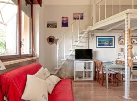 Piccola casa immersa nel verde, kæledyrsvenligt hotel i Quercianella