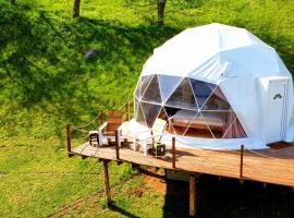 Nomad Glamping, hotell sihtkohas Šipovo huviväärsuse Spomenik Ivi Loli Ribari lähedal