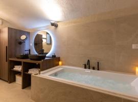 Cocoon du vieux Lyon - Luxury apartment - Balneo – luksusowy hotel w mieście Lyon