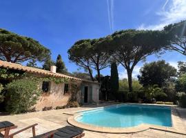Maison 4 chambres avec piscine, jardin arboré & plage à 600m - La Croix-Valmer - FR-1-726-19, hôtel à La Croix-Valmer