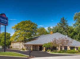 AmericInn by Wyndham Delafield, hotel di Delafield