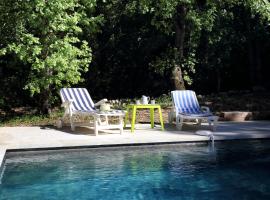 La Cerisaie, maison spacieuse en Lubéron, maison de vacances à Saint-Martin-de-Castillon