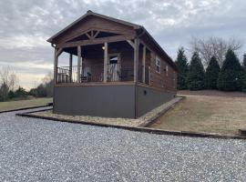 Beautiful Cabin Close To Wineries, cottage in Tryon