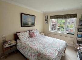 Beautiful 4BD House with Large Garden - Kingston, hotel em New Malden