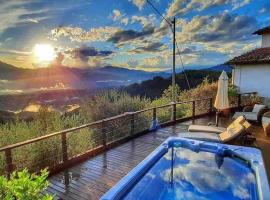ROMANTIC GETAWAY AMAZING VIEWS - New large veranda, ξενοδοχείο με υδρομασάζ σε Coreglia Antelminelli
