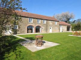 Coach Cottage, hotel with parking in Gilling East