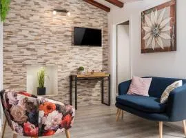 Relax in 2 bedroom app in old town w/AC and WIFI