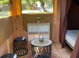 Camping Beaussement Baroudeur, glamping site in Chauzon