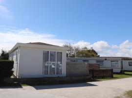 Villa Cozy chalet with spacious garden on Ameland pilsētā Bīrena