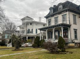 Private Victorian Apartment in convenient City location on 5 acre, Sleeps 5, hotel near Bardavon Opera House, Poughkeepsie