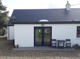 Peg and Barrys Cottage near Fenit, hotel in Fenit