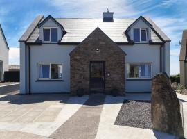 4 bedroomed holiday home close to the beach, hotel di Waterville
