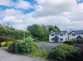 Modern bright detached home just a short stroll from town, cottage in Kenmare