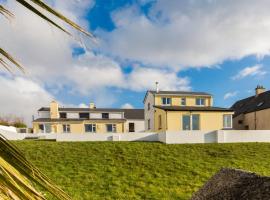 Large house with adjoining cottage close to Waterville, hotel en Waterville