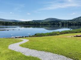 Holiday Home with view of Kenmare Bay Estuary, cottage ở Kenmare
