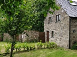 Cosy two bedroom lodge on the edge of Raheen Woods, casa o chalet en Tuamgraney