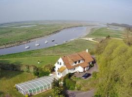 Maison avec piscine au milieu de la Baie d'Authie, hotel in Waben