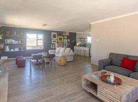 Central,Spacious 4 bedroomed home, hotell i Cape Saint Francis