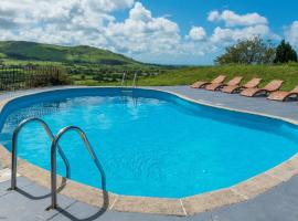 Farmhouse & exclusive outdoor heated pool, holiday home in Bryn-crug
