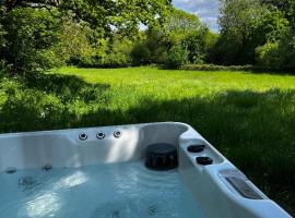 Lynbrook Cabin and Hot Tub, New Forest, casa de muntanya a Ringwood