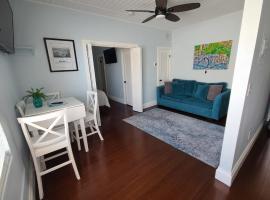 Duval Street Suite w parking and pool, hótel í Key West