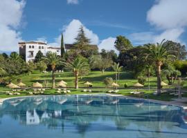 La Bobadilla, a Royal Hideaway Hotel，維拉努埃瓦·德·塔皮亞的附設泳池的飯店