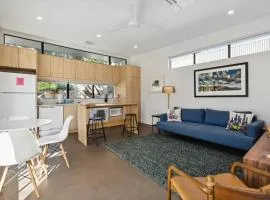 Unique Design 1-bedroom Apartment - 80 Walkscore!