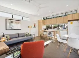 Eco-friendly 2-bedroom Apartment - 80 Walkscore!