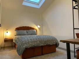 Smithy Bungalow, free private parking included, Buxton, hotel v destinaci Buxton
