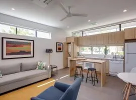 Unique Design 2-bedroom Apartment - 80 Walkscore!
